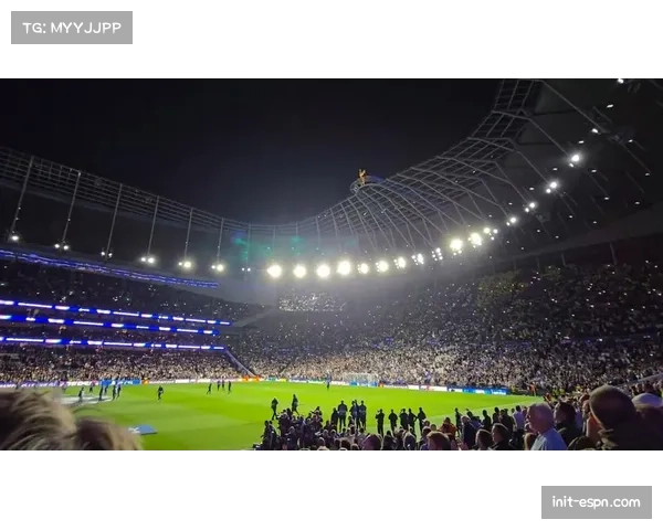 蒙扎主场为庆祝俱乐部成立百年，赛前进行了大型灯光秀表演